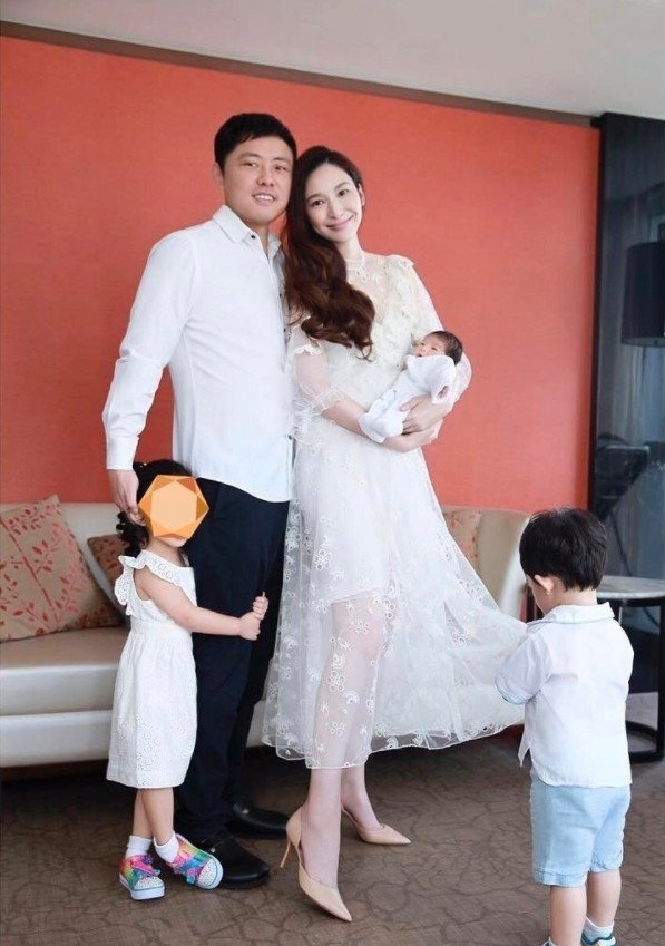 未婚吴佩慈晒5口全家福 生了3胎何时嫁豪门？