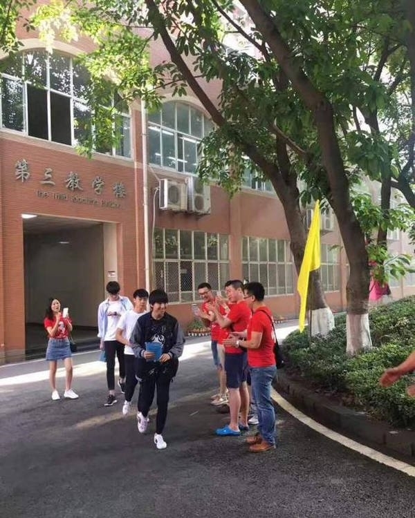 王俊凯参加高考 学校老师排队加油鼓劲